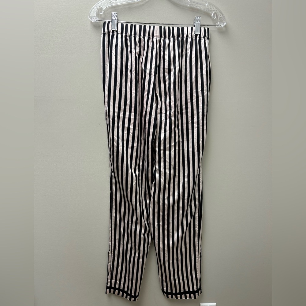 Victoria’s Secret Women’s Black and Pink Striped Pyjama Pants - Picture 4 of 5